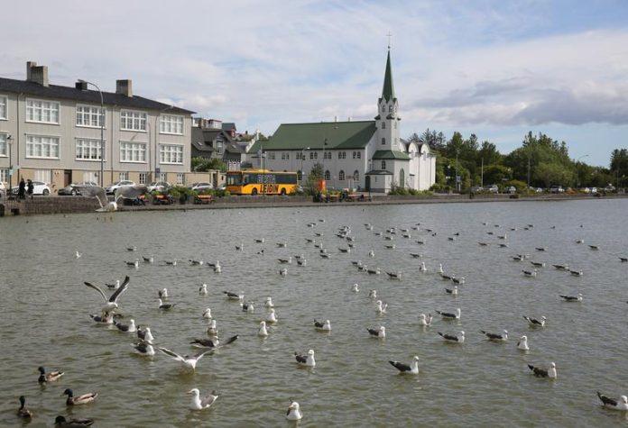 letnje-racunanje-vremena-bi-ovoj-zemlji-napravilo-haos,-trpeo-bi-i-avio-saobracaj:-fenomen-ponocnog-sunca-naspram-zimske-tame