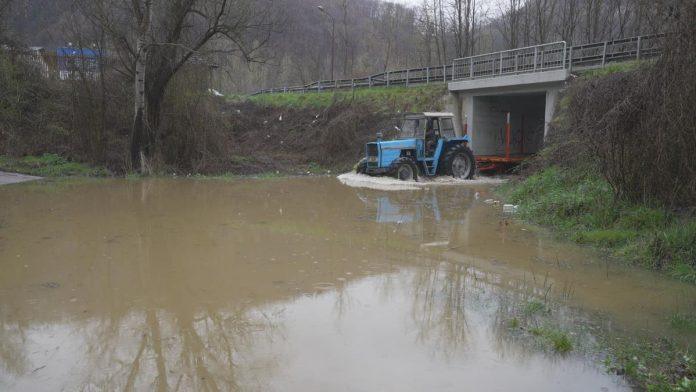 mestani-dljina-kod-lucana-u-problemu-zbog-izlivanja-zapadne-morave:-odseceni-od-sveta,-traktorima-prevoze-decu-u-skolu-(foto)