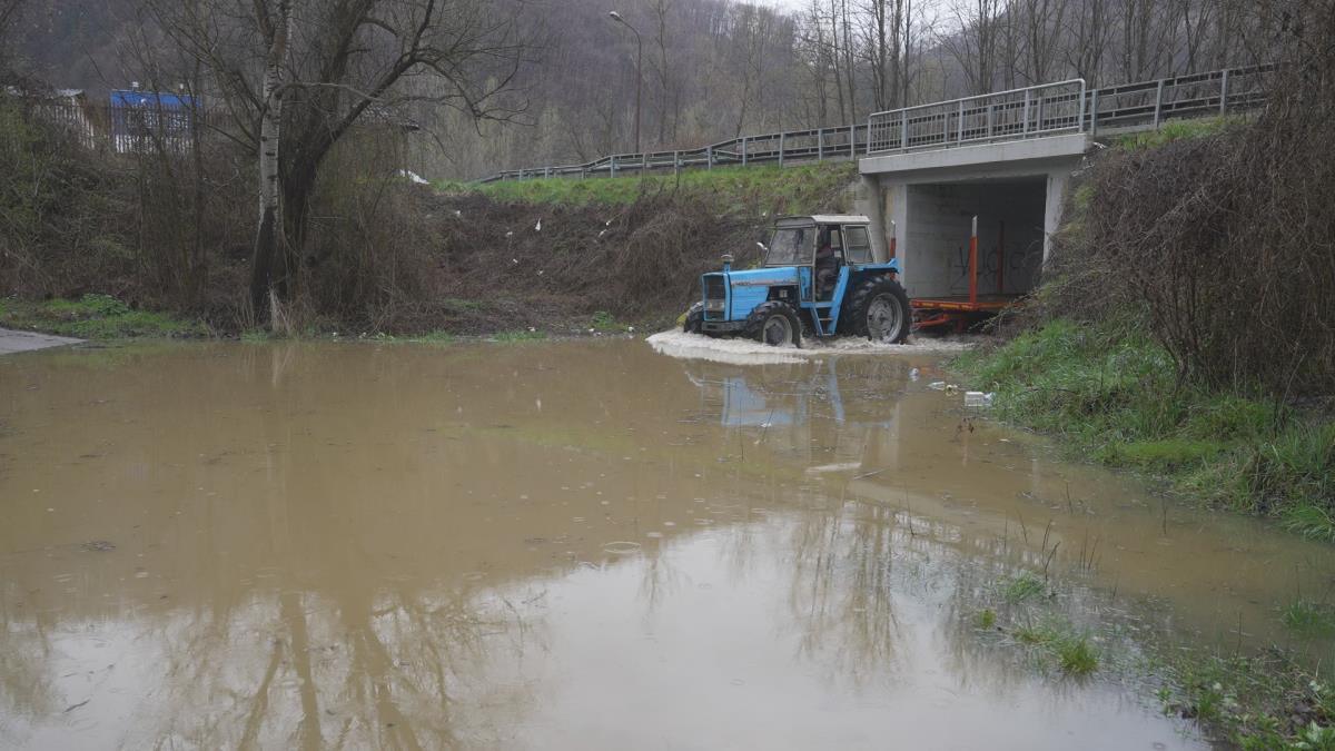 mestani-dljina-kod-lucana-u-problemu-zbog-izlivanja-zapadne-morave:-odseceni-od-sveta,-traktorima-prevoze-decu-u-skolu-(foto) mestani-dljina-kod-lucana-u-problemu-zbog-izlivanja-zapadne-morave:-odseceni-od-sveta,-traktorima-prevoze-decu-u-skolu-(foto)