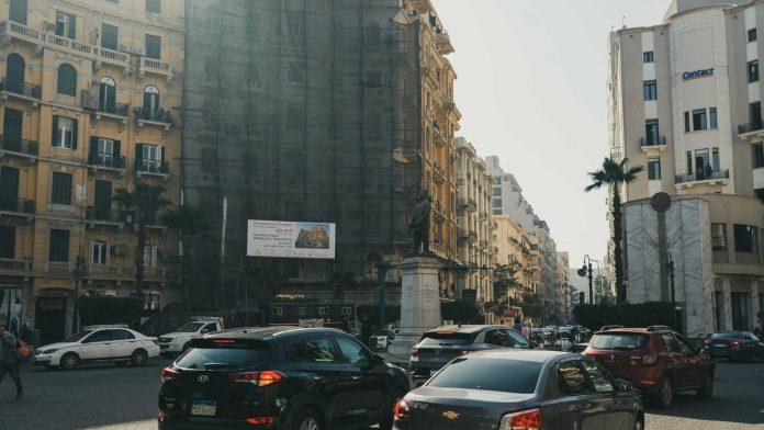 zemlja-u-kojoj-srbi-masovno-letuju-uvodi-drasticne-mere-zbog-rata-na-bliskom-istoku:-prodavnice-i-kafici-se-zatvaraju-u-21-cas,-gase-se-i-ulicna-svetla