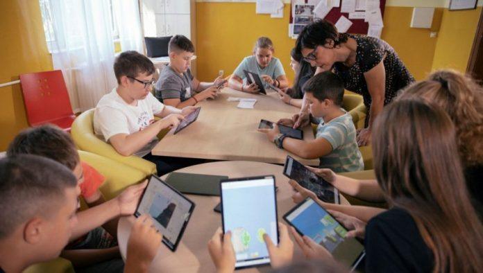 telefon-im-treba-da-pitaju-baku-kako-je:-evo-sta-kazu-daci-o-predlogu-zabrane-mobilnih-telefona-u-skolama