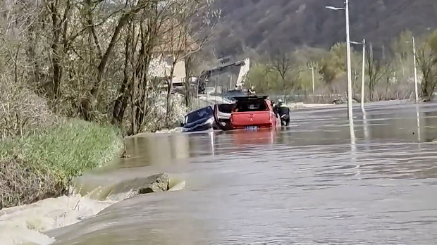 Врх-поплавног-таласа-на-току-Западне-Мораве;-ватрогасци-спасили-две-особе-из-бујице-на-путу-Пожега–Лучани Врх-поплавног-таласа-на-току-Западне-Мораве;-ватрогасци-спасили-две-особе-из-бујице-на-путу-Пожега–Лучани