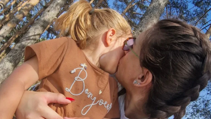 cerka-poznate-srpkinje-prosla-kroz-pakao-sa-egipcaninom-kome-je-rodila-cerku:-sad-odvela-naslednicu-u-crkvu-za-vrbicu,-pokazala-kako-danas-zivi