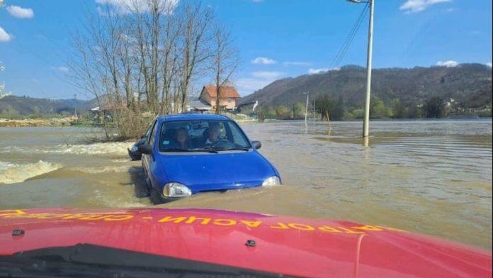 (foto)-drama-kod-pozege-zapadna-morava-se-izlila,-vozilo-zaglavljeno-u-poplavi:-vatrogasci-izvlacili-putnike