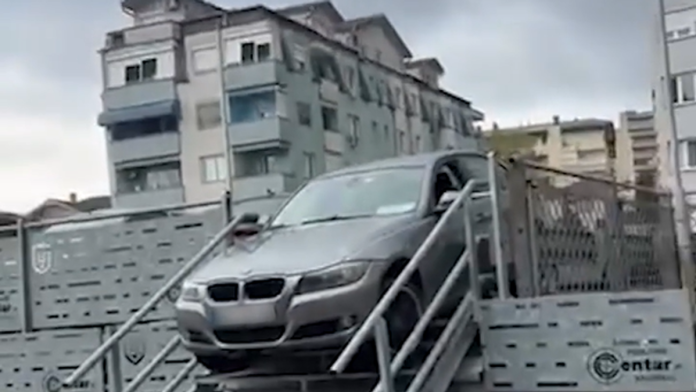 (video)-kako-je-ovo-moguce?!-automobil-“parkiran”-na-stepenistu-u-krusevcu:-vozac-pokusao-da-prode,-ali-ostao-zaglavljen
