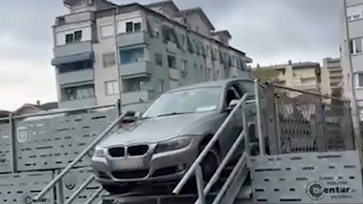 (video)-kako-je-ovo-moguce?!-automobil-“parkiran”-na-stepenistu-u-krusevcu:-vozac-pokusao-da-prode,-ali-ostao-zaglavljen (video)-kako-je-ovo-moguce?!-automobil-“parkiran”-na-stepenistu-u-krusevcu:-vozac-pokusao-da-prode,-ali-ostao-zaglavljen