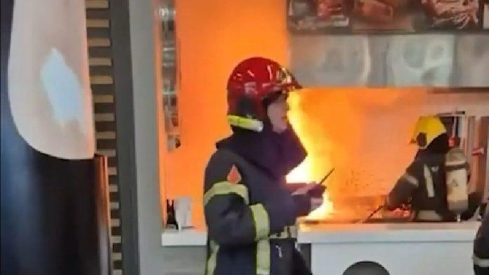 (video)-buknuo-pozar-u-ada-molu!-zapalilo-se-ulje-u-restoranu-brze-hrane:-“upozorenje,-molimo-vas-da-napustite-objekat!”