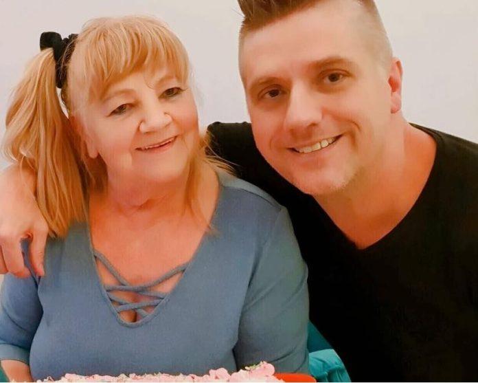 lelo,-majko-moja:-potresna-pesma-sina-preminuloj-majci-rasplakala-region-i-poslala-snaznu-poruku!-(video)