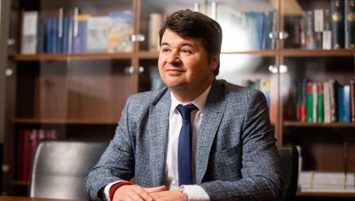 “postovacu-venecijansku-komisiju,-ali-me-nece-ucutkati”-vladan-petrov-prokomentarisao-tuzakanje-nevladinih-organizacija