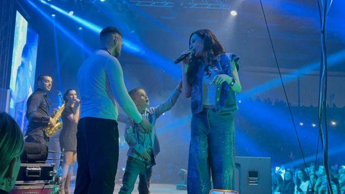 ceca-se-na-koncertu-u-jagodini-obratila-porodici-pokojnog-palme-ovu-pesmu-mu-je-posvetila,-a-evo-zasto-je-unuk-zeljko-sve-vreme-vukao-za-rukav-na-bini-(video)