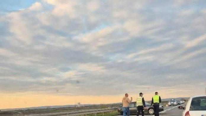 automobil-se-zakucao-u-bankinu,-delovi-rasuti-po-njivi-saobracajna-nesreca-kod-sremske-mitrovice:-stvaraju-se-zastoji-(foto,video)