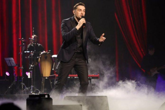 on-je-specijalni-gost-na-koncertu-mirze-selimovica!-do-poslednjeg-trenutka-se-krio-u-sali,-a-onda-je-usledio-potpuni-sok!-(video)