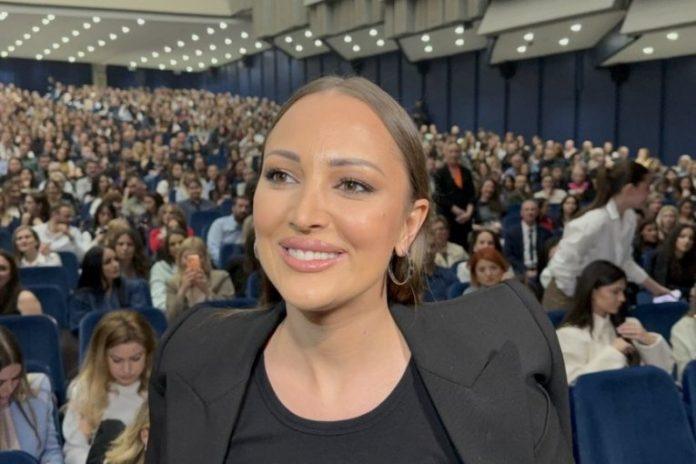 aleksandra-prijovic-ostavla-cerkicu-svekrvi-pa-izasla-u-provod!-pevacica-ne-krije-srecu-zbog-prinove-–-sad-ce-arija-da-ima-drustvo!-(video)