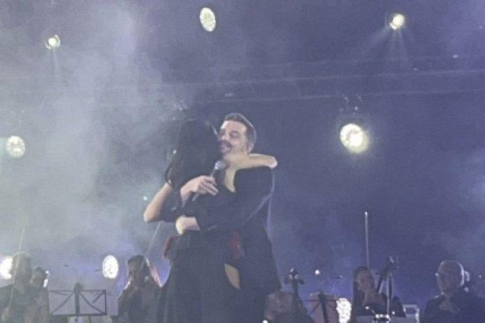 prija,-ana-sevic-i-sale-tropiko-blistaju-u-prvim-redovima!-citava-estrada-se-sjatila-na-koncert-mirze-selimovica,-on-podrzao-mladu-nadu-regiona!-(video)