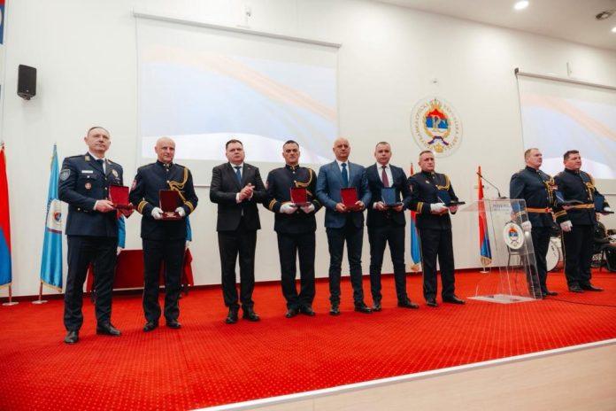 dragan-vasiljevic-na-danu-policije-republike-srpske-u-banjaluci:-direktor-policije-srbije-primio-priznanje-“zlatni-znak-policije”