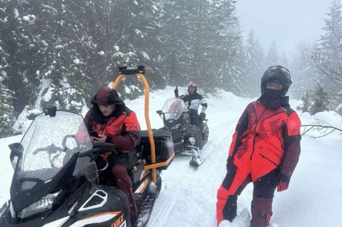 tesko-povreden-u-zavejanom-selu:-spasioci-stigli-do-milorada-na-maloj-crnoj-gori-–-durmitorac-spasavao-zivotinje-pa-jedva-izvukao-zivu-glavu-(video)