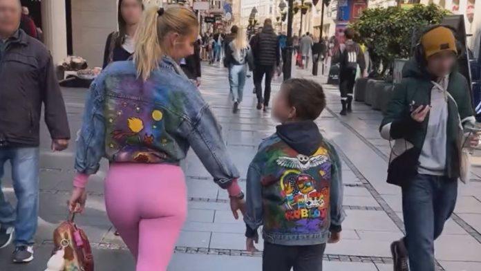 milica-dabovic-seta-knez-mihajlovom-u-preuskim-roze-helankama-drzi-sina-stefana-za-ruku-i-ne-krije-koliko-je-srecna:-privukla-veliku-paznju-u-centru-beograda