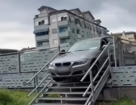 “kume-znam-ja-precicu,-ne-treba-ti-gps”!-pogledajte-kako-se-bmw-u-krusevcu-nasukao-na-stepeniste “kume-znam-ja-precicu,-ne-treba-ti-gps”!-pogledajte-kako-se-bmw-u-krusevcu-nasukao-na-stepeniste