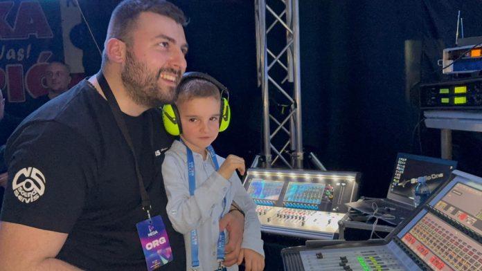 cecin-unuk-u-reziji-neodoljiva-scena-sa-koncerta-folk-dive-u-jagodini:-malisan-nosio-velike-slusalice,-pa-pokazivao-misice-(video)