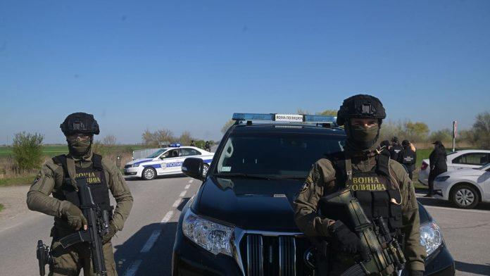 opsadno-stanje-u-kanjizi:-pripadnici-vojske-i-policije-blokirali-puteve-podrucje-nadletali-helikopteri,-akcija-zavrsena-oko-13-casova-(video)