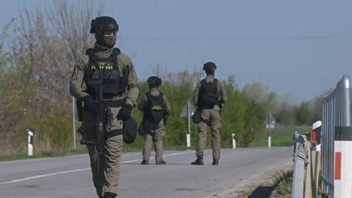 vojnici-naoruzani-do-zuba-patroliraju-kod-kanjize-opsadno-stanje-na-severu-srbije-nakon-sto-je-pronaden-eksploziv-kod-gasovoda-(foto,-video)