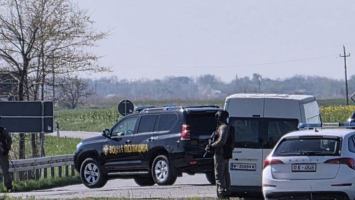 maskirani-vojnici-na-ulicama,-cesljaju-se-sela-kod-kanjize!-“blic”-na-licu-mesta,-pripadnici-mup-i-dalje-blokiraju-put-(foto,-video)