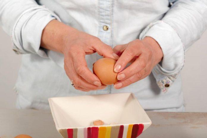 kako-najlakse-oljustiti-kuvano-jaje?-jedan-trik-i-sastojak-mnogo-pomazu