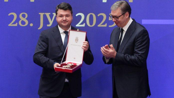 “nije-losa-ideja”-vucic-o-tvrdnjama-da-ce-vladan-petrov-biti-predsednicki-kandidat-sns:-“pet-puta-je-obrazovaniji-od-dokica”