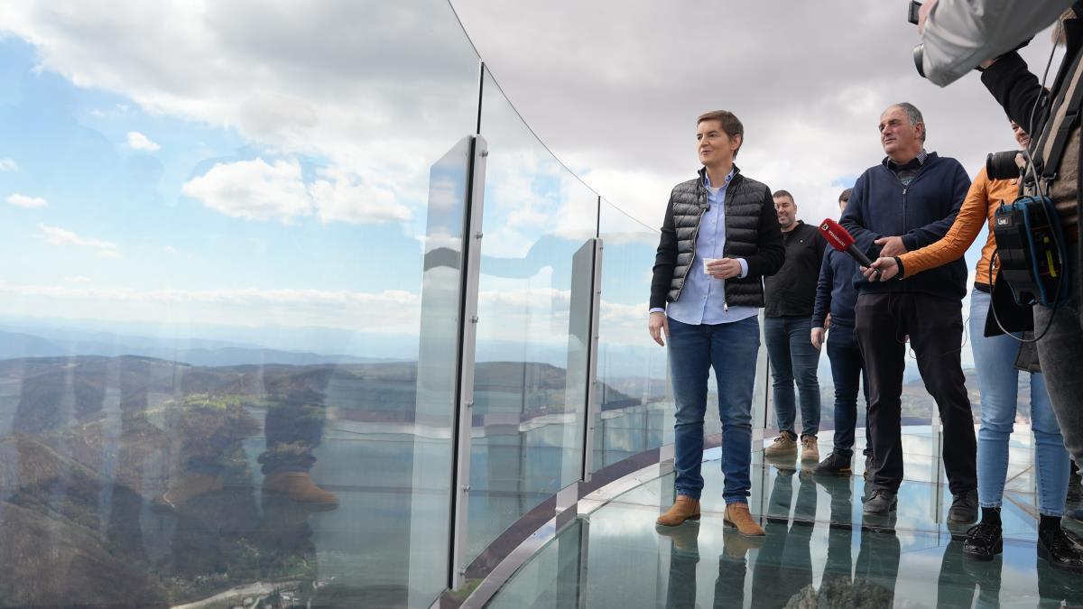 “cekamo-vas,-ali-na-staklu”-brnabic-prosetala-staklenim-vidikovcem-na-kablaru,-uputila-neobican-poziv-vucicu “cekamo-vas,-ali-na-staklu”-brnabic-prosetala-staklenim-vidikovcem-na-kablaru,-uputila-neobican-poziv-vucicu