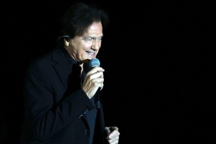 pevacica-poletela-preko-bine,-pala-coli-u-narucje!-o-potezu-njegove-cerke-bruji-region,-suze-preplavile-sarajevo!-(video)