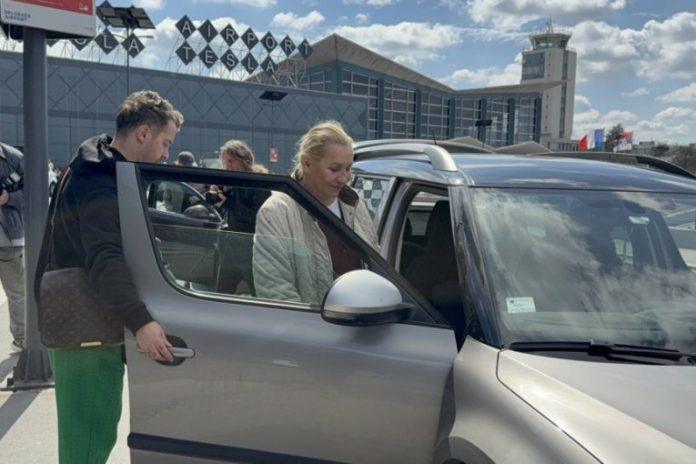 zabrinjavajuci-prizor?!-vesnu-zmijanac-pridrzavaju-dok-hoda:-pevacica-jedva-progovorila,-a-evo-sta-se-desava-sa-velikim-koncertom!