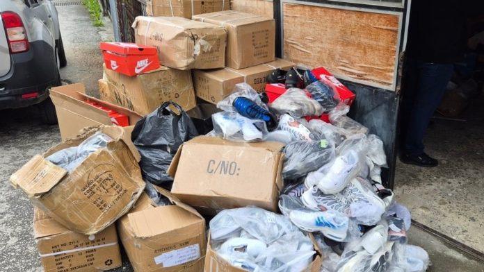 saner-bezao-od-policije,-pronadeno-300-pari-patika-filmska-potera-za-bmw-iz-srbije,-policajci-ga-uhvatili-dok-je-izbacivao-robu-(foto)