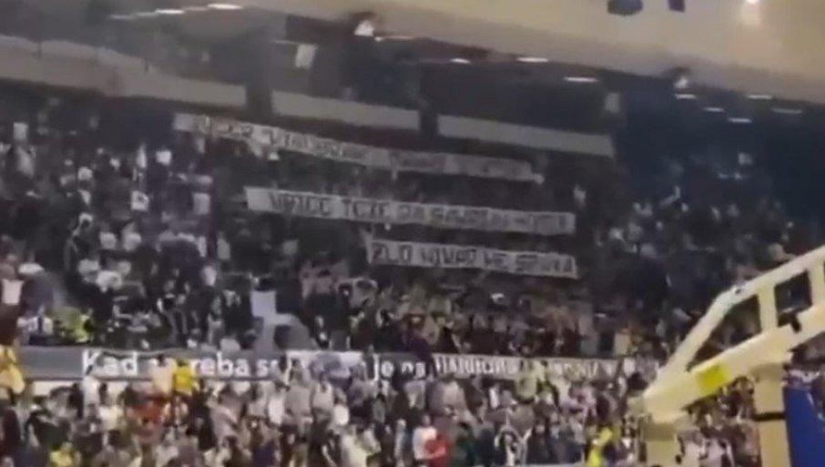 bruka-i-sramota:-navijaci-bih-u-sarajevu-podrzali-blokadere-i-pevali-skandaloznu-pesmu-(video) bruka-i-sramota:-navijaci-bih-u-sarajevu-podrzali-blokadere-i-pevali-skandaloznu-pesmu-(video)