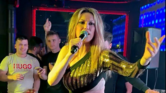 radi-manojlovic-na-nastupu-sevnuo-donji-ves-pevacica-obukla-haljinu-sa-riskantnim-prorezima,-videli-joj-se-brushalter-i-gacice-(foto)