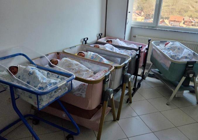 nase-najvece-blago!-u-srpskom-porodilistu-u-pasjanu-za-vikend-rodeno-7-beba!-na-sve-sto-daje-drzava-srbija,-plus-po-50.000-od-kancelarije-za-kim-(foto) nase-najvece-blago!-u-srpskom-porodilistu-u-pasjanu-za-vikend-rodeno-7-beba!-na-sve-sto-daje-drzava-srbija,-plus-po-50.000-od-kancelarije-za-kim-(foto)