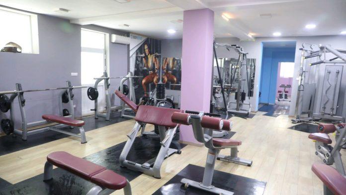 na-devojku-se-obrusila-celicna-konstrukcija-jeziva-nesreca-u-teretani-u-beogradu,-zrtva-zadobila-visestruke-povrede