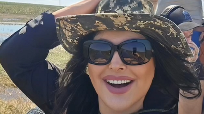 dragana-mirkovic-sa-cerkom-juri-krokodile-po-floridi-pevacica-se-opustila:-evo-sta-radi-sa-policajcem-u-majamiju,-tanja-savic-se-odmah-oglasila-(foto)