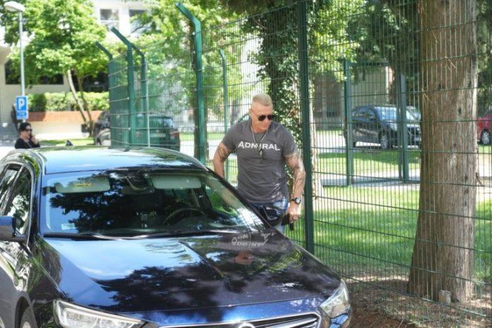 mracna-porodicna-tajna-naseg-pevaca:-jezivi-detalji-stravicnog-nasilja-isplivali-iz-doma!