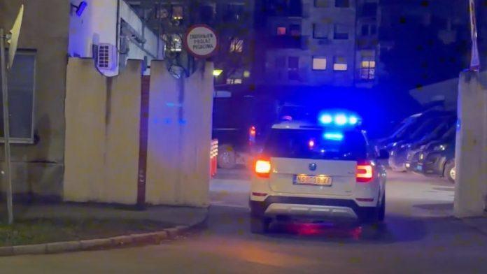 (video)-osumnjiceni-za-oruzanu-pljacku-i-pucnjavu-na-policiju-u-novom-sadu-priveden-u-stanicu:-bio-u-pratnji-nekoliko-sluzbenih-vozila