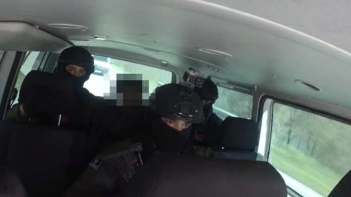 (video)-opasni-skaljarac-izrucen-crnoj-gori-zloglasni-clan-krimi-bande-pod-jakim-merama-bezbednosti-sproveden-iz-srbije