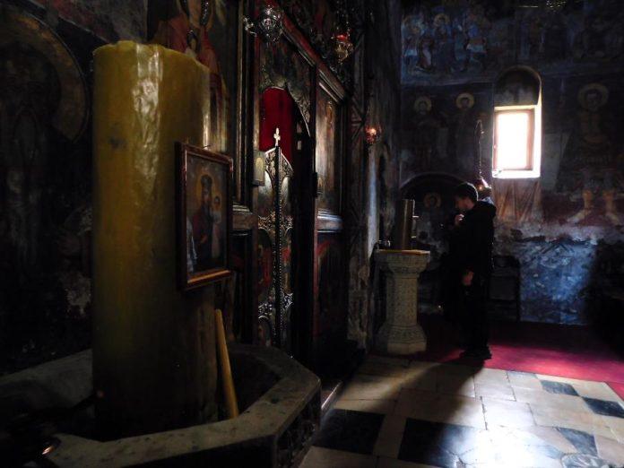 ratarske-svece-koje-“ne-placu”-ovo-je-cuveni-obicaj-izlivanja-sveca-u-tronosi,-postovanje-stare-tradicije