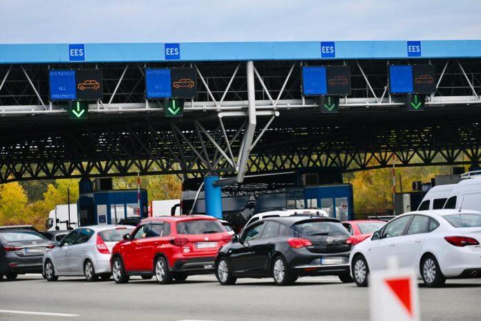 presek-stanja-na-granicnim-prelazima:-bez-zadrzavanja-na-rampama-auto-puteva,-putnicka-vozila-na-batrovcima-cekaju-1-sat