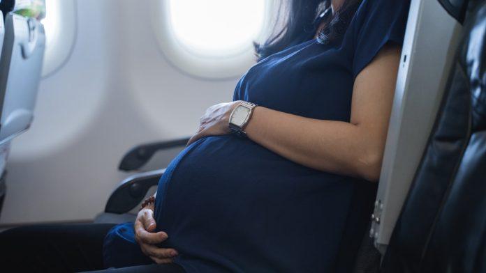 (video)-drama-na-letu-za-njujork-krenula-na-put,-pa-se-porodila-u-vazduhu,-kontrolor-se-oglasio-sa-urnebesnim-predlogom-za-ime-deteta