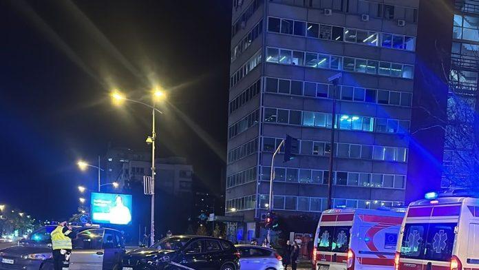 (foto,-video)-stravicna-nesreca-u-novom-sadu!-sudarila-se-dva-automobila:-od-siline-udarca-semafor-se-srusio-i-pao-na-prolaznika