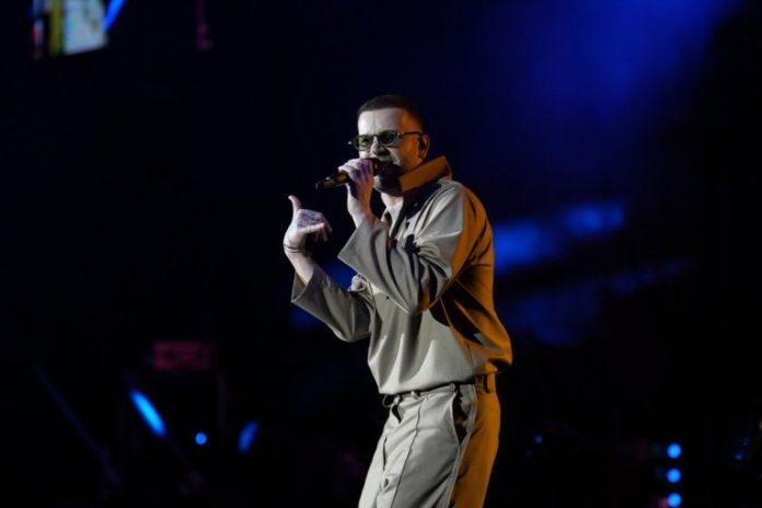 nasa-zvezda-zamesala-kukovima-na-koncertu-magla-benda:-publika-pala-u-trans!-(video)