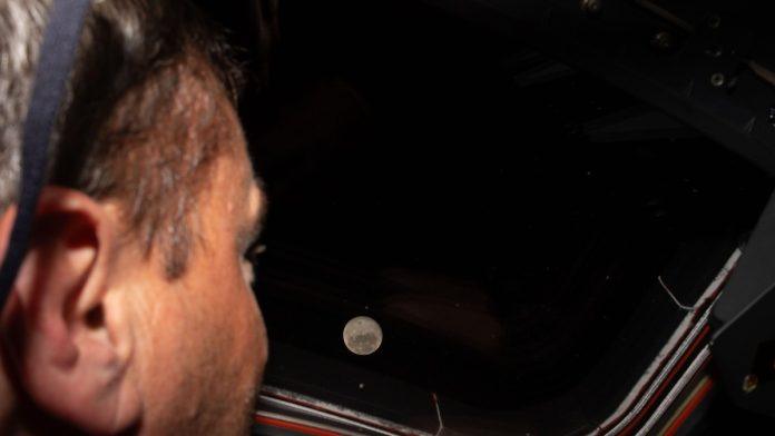 ispisana-istorija!-astronauti-misije-“artemis-ii”-otisli-najdalje-od-zemlje-ikada!-bili-nedostupni-za-bilo-koga-na-planeti-na-40-minuta,-a-po-povratku-signala-imali-su-samo-jednu-poruku-(foto,-video)