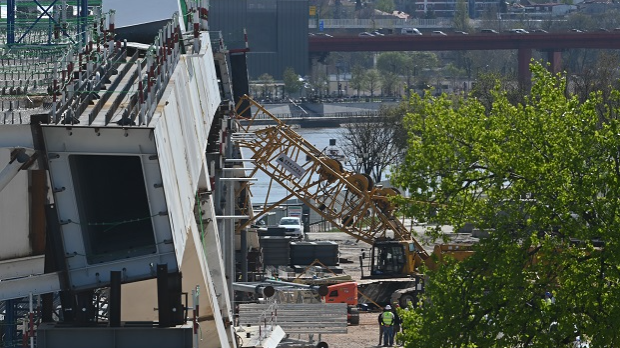 Обрушио-се-кран-на-градилишту-новог-моста,-једна-особа-погинула,-два-радника-повређена Обрушио-се-кран-на-градилишту-новог-моста,-једна-особа-погинула,-два-радника-повређена
