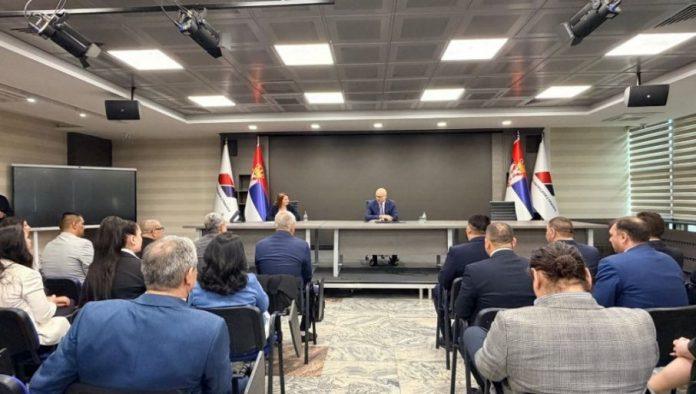 vucevic-sa-predstavnicima-roma:-to-su-nasa-braca-i-sestre,-sa-kojima-se-borimo-rame-uz-rame-za-naprednu-srbiju-(foto)