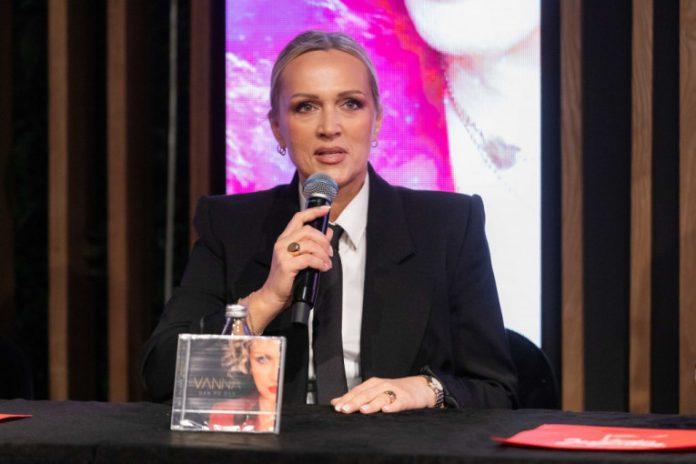 hrvatska-muzicka-zvezda-postala-baka:-zbog-jedne-stvari-je-zabrinuta!