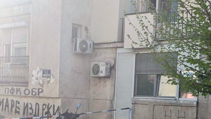 snimak-hapsenja-maloletnika-osumnjicenog-za-ubistvo-zene-policija-ga-opkolila-i-oborila-na-zemlju:-ranio-i-dedu-(video)